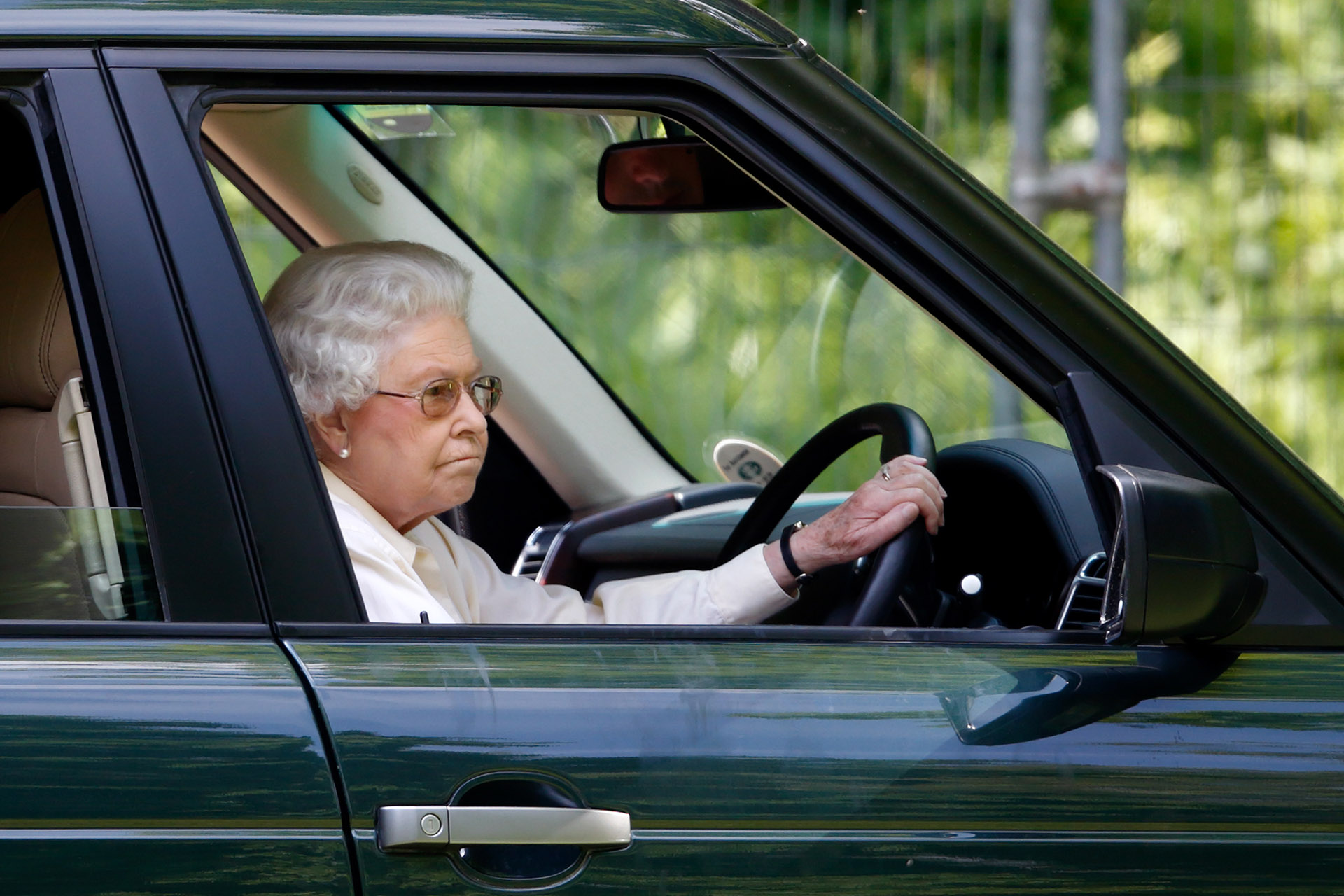 Елизавета II за рулем своего автомобиля Range Rover