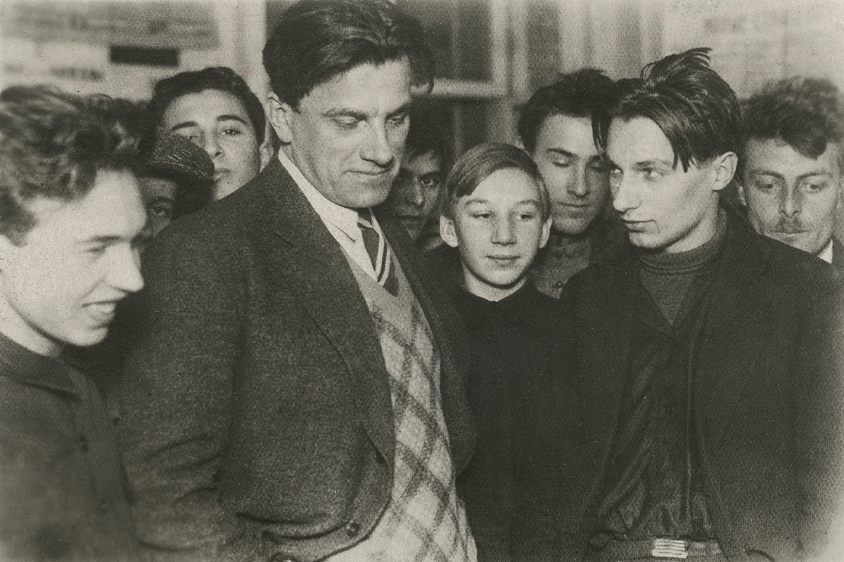Владимир Маяковский среди молодежи, 1920-е годы