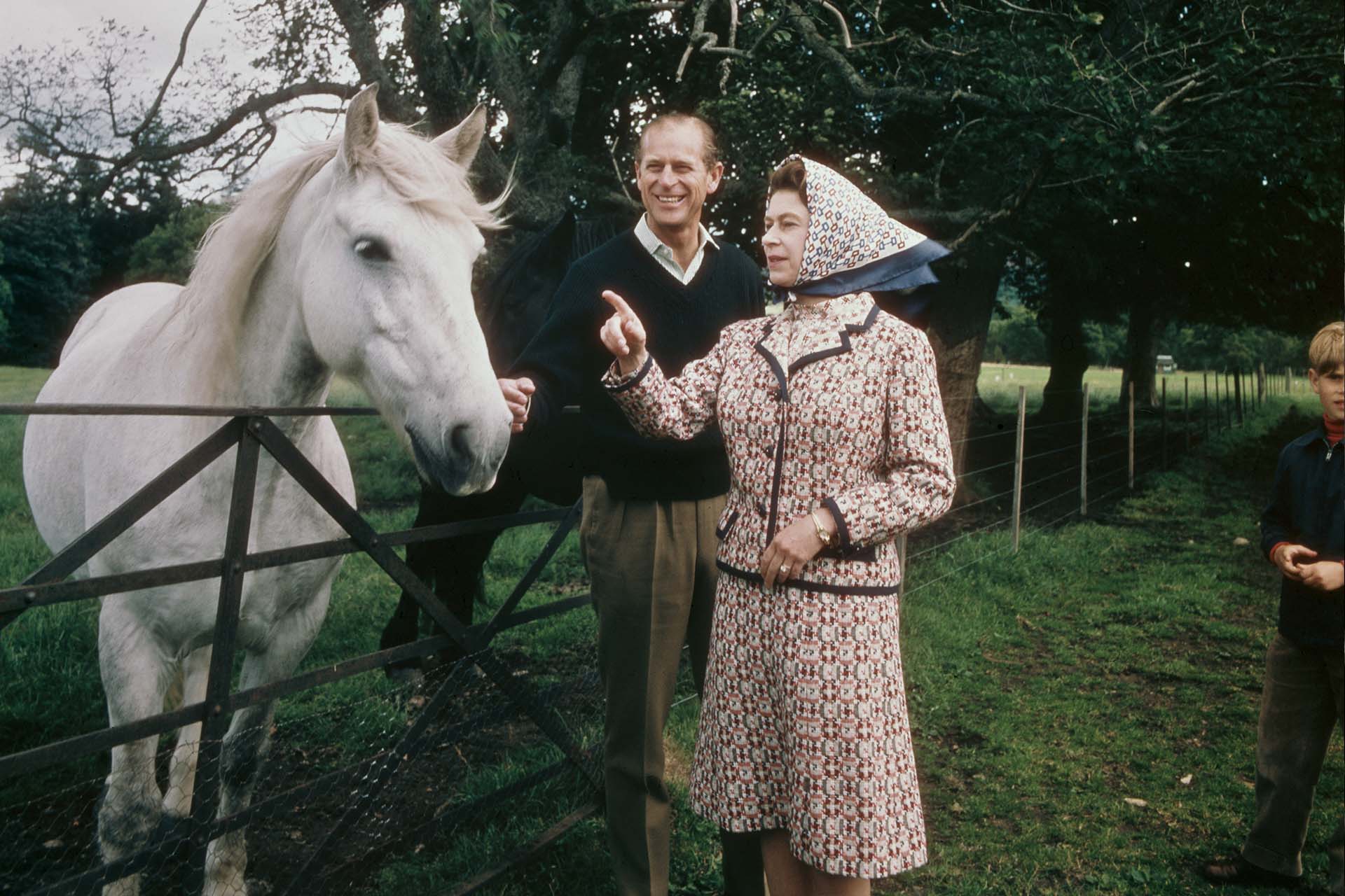 Королева Елизавета II и принц Филипп в поместье Балморал в Шотландии в годовщину Серебряной свадьбы, сентябрь 1972 года