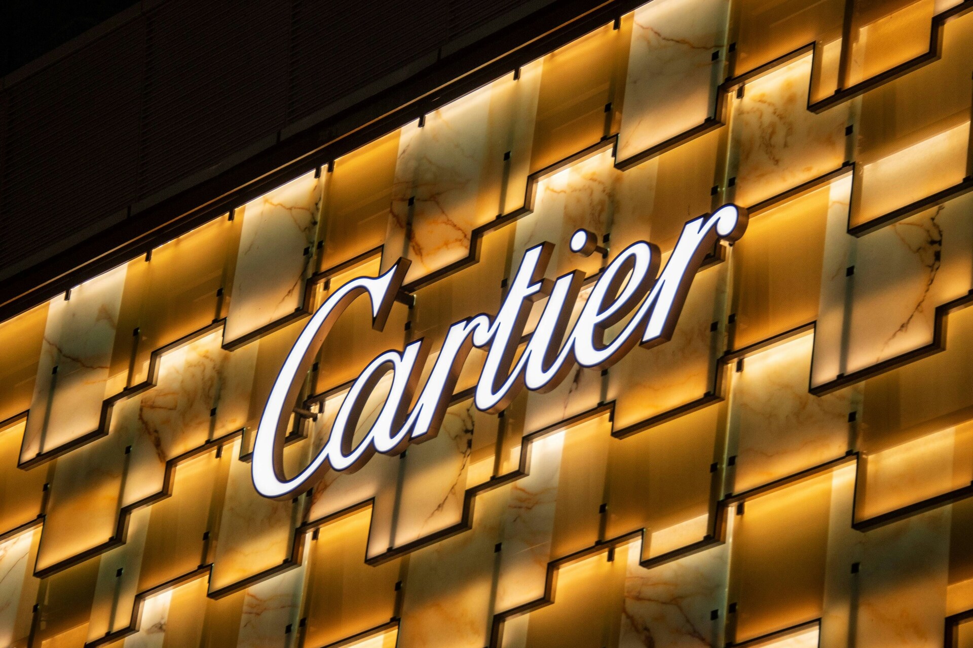 Мексиканец купил серьги Cartier за 28 долларов из-за ошибки на сайте