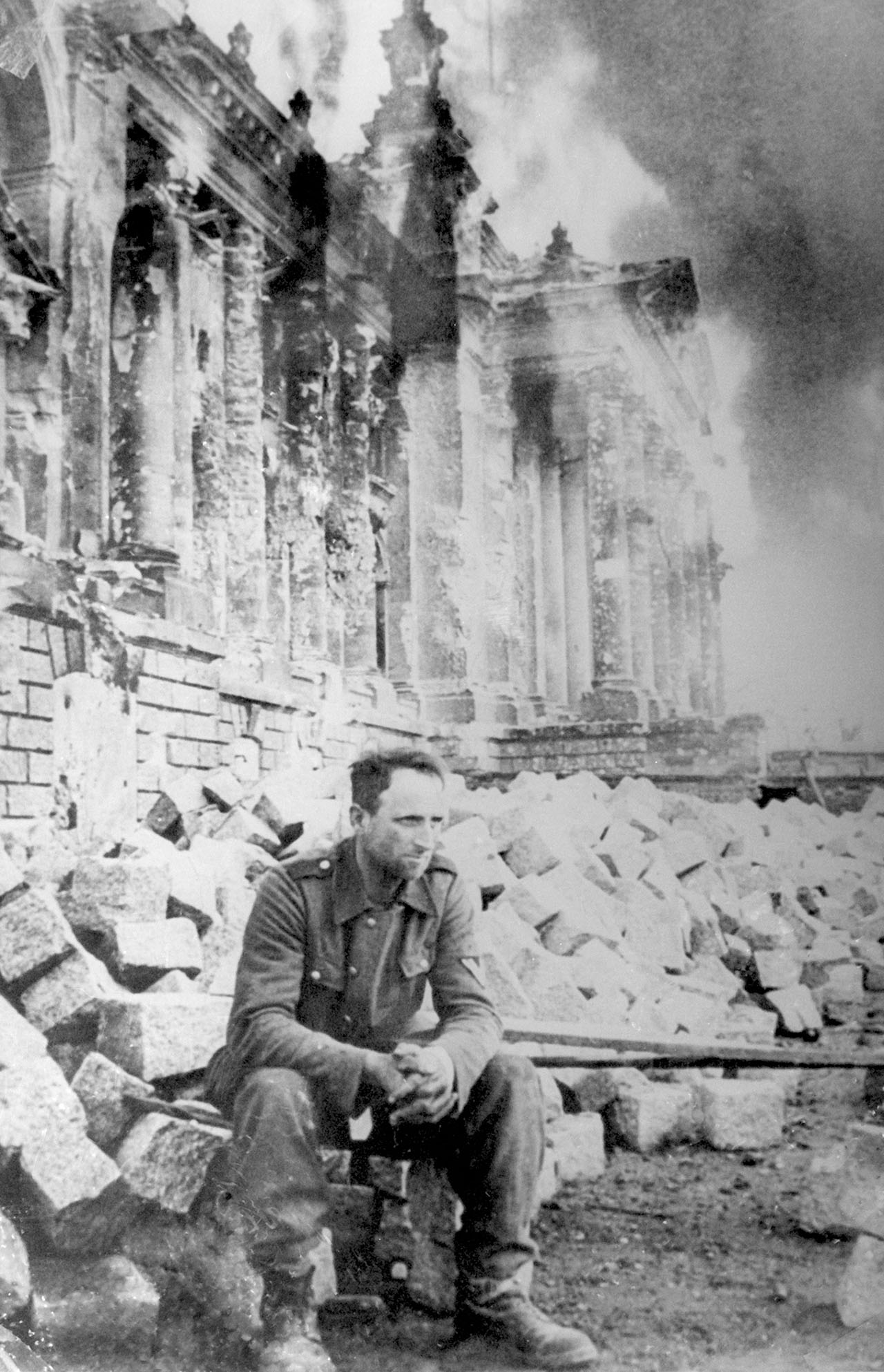 «Конец» (нем. Ende). Пленный немецкий солдат сидит на руинах Рейхстага