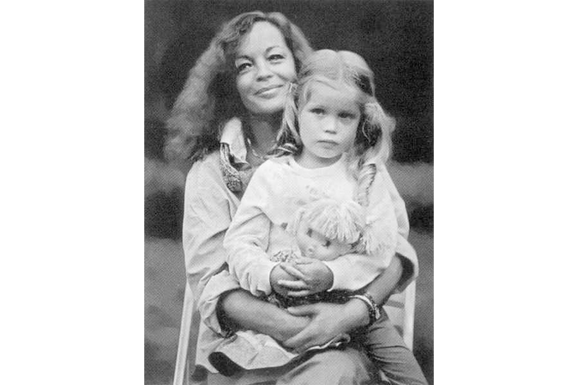 Роми Шнайдер с дочерью Сарой Бьязини. 1982 год