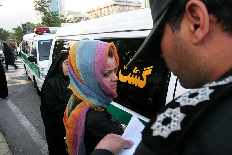 Полиция нравов задерживает женщину, Тегеран, 2008 год