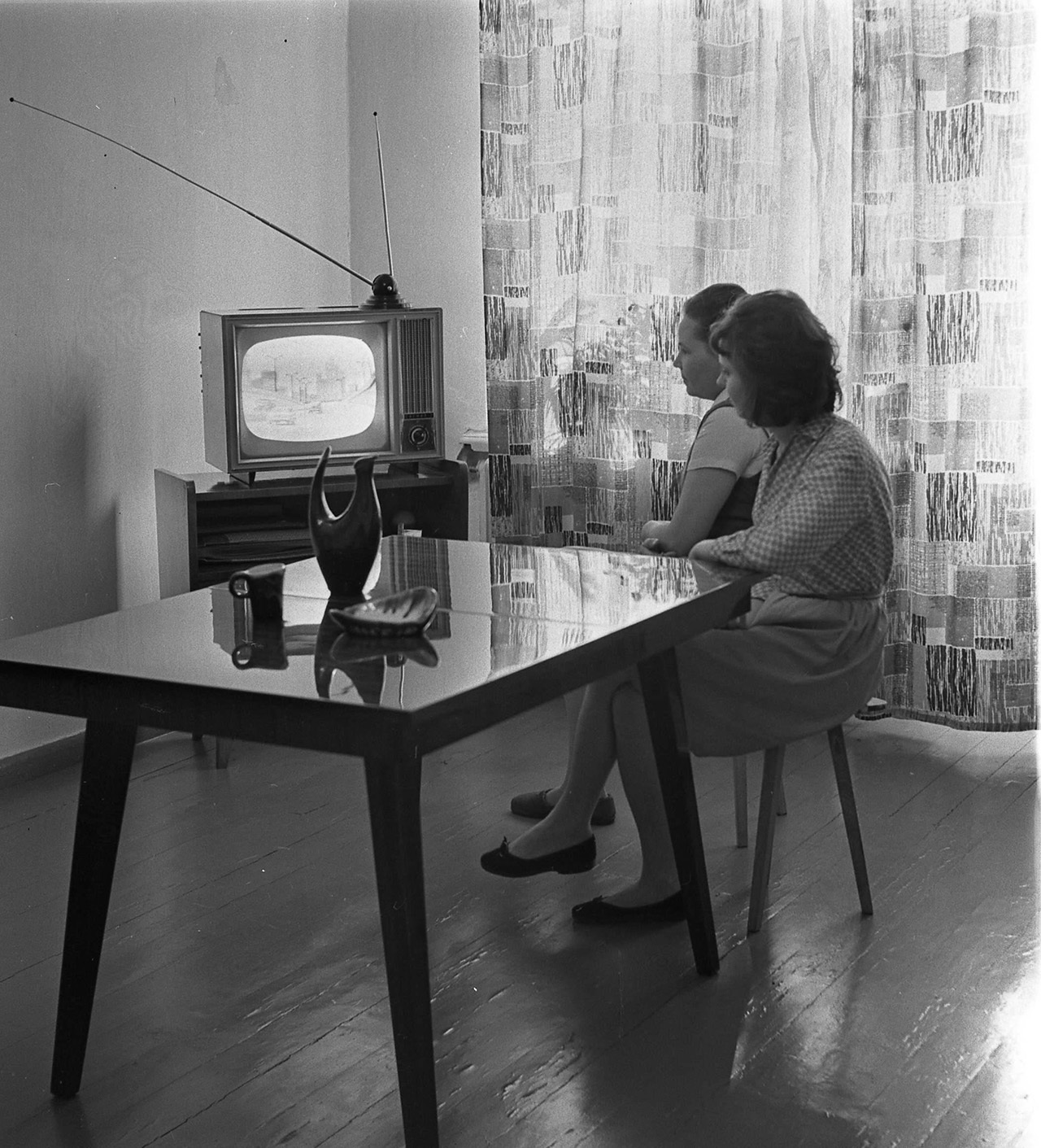 Николай Назаров, фото с просмотром первых телевизионных передач через ИСЗ «Молния-1», Владивосток-Москва