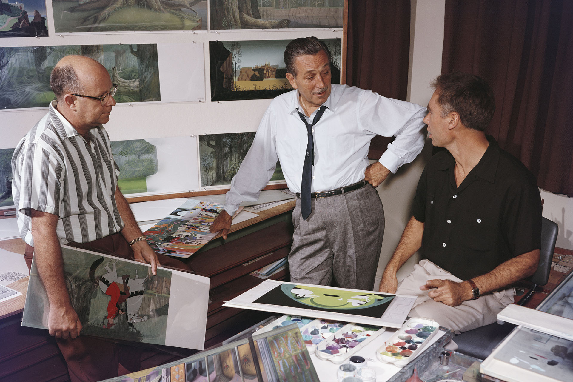 Уолт Дисней (в центре) вместе с аниматорами, 1950-е годы