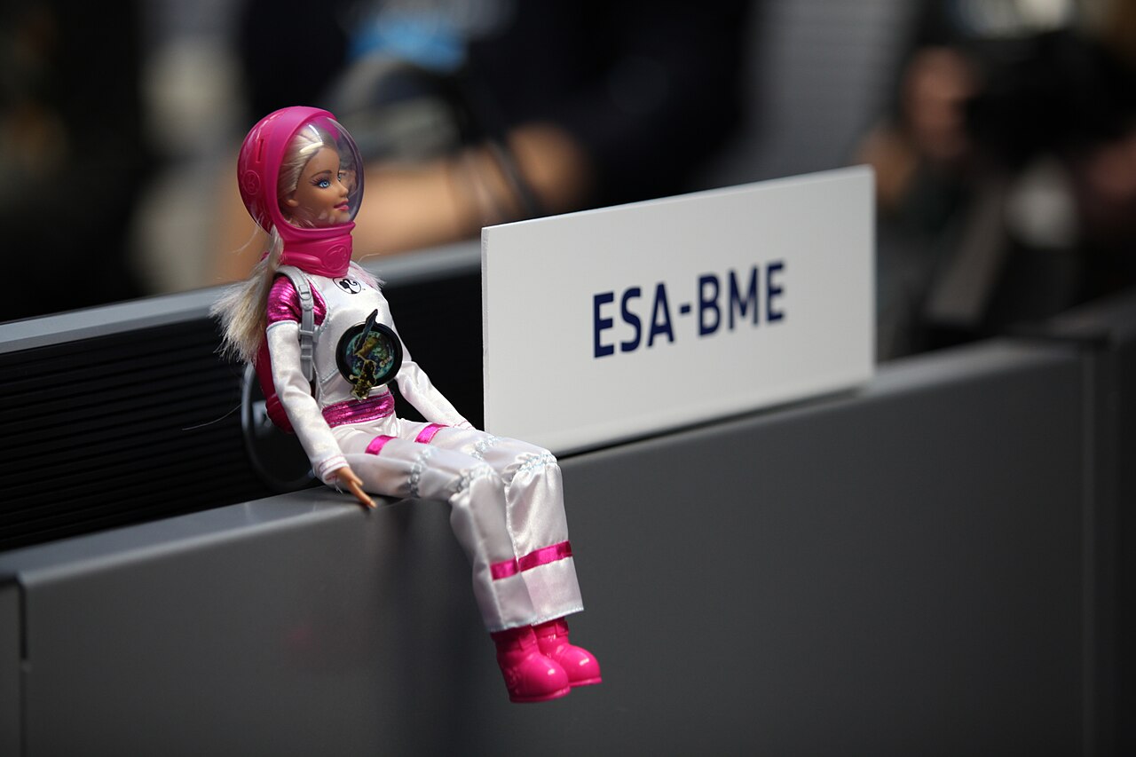 Барби-космонавт в Европейском космическом агентстве
