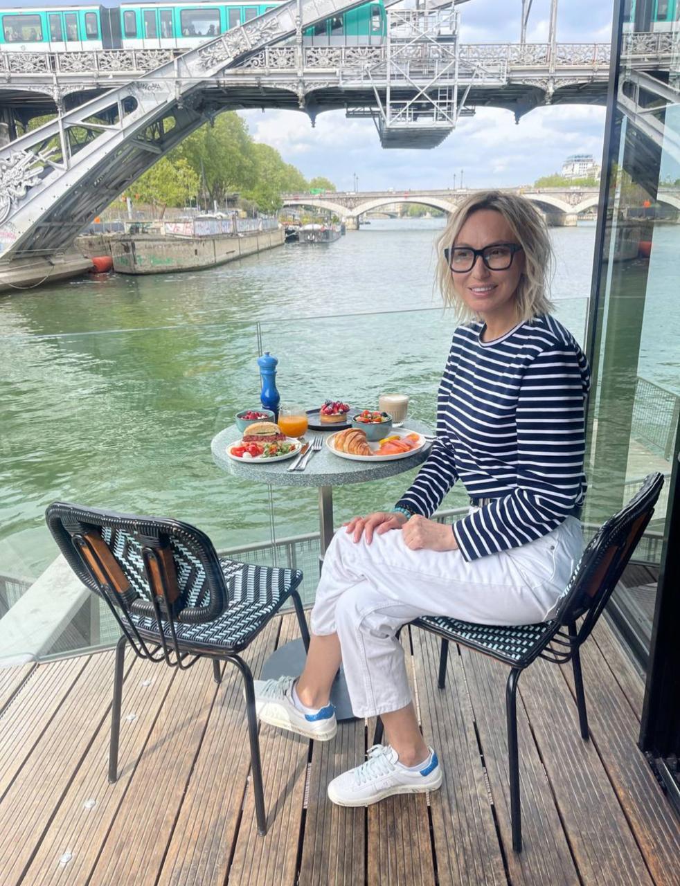Париижское настроение: завтрак на веранде баржи на реке Сена