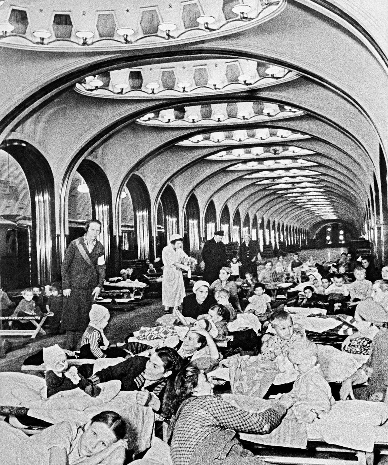Женщины и дети во время бомбардировки скрываются на станции метро «Маяковская», октябрь 1941 года