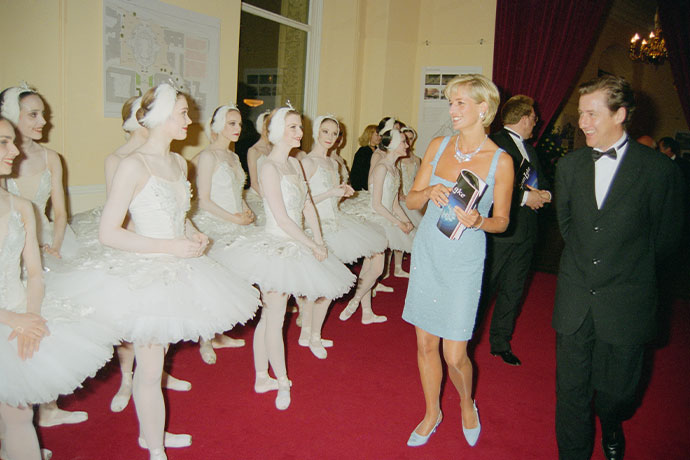 Принцесса Диана  встречается с артистами постановки Английского национального балета «Лебединое озеро» в Королевском Альберт-Холле. Лондон, 1997 год