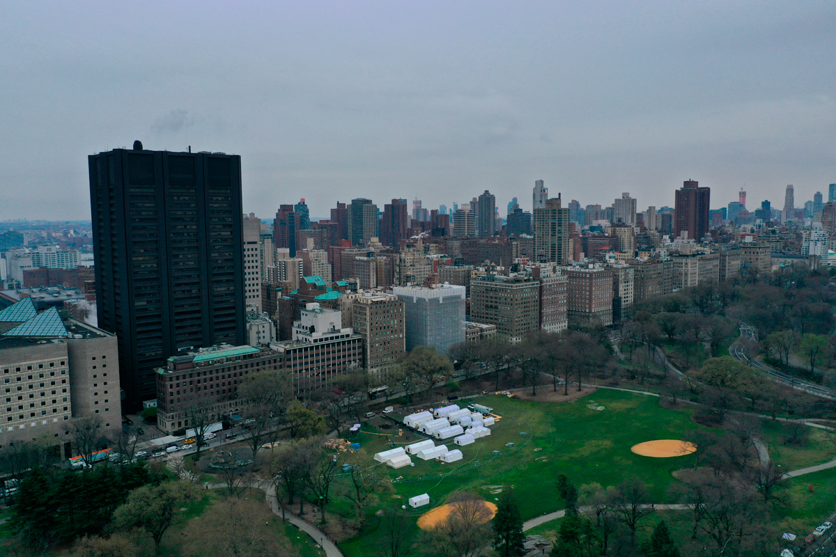 В Центральном парке в Нью-Йорке строится полевой госпиталь скорой помощи. США, 30 марта 2020 года