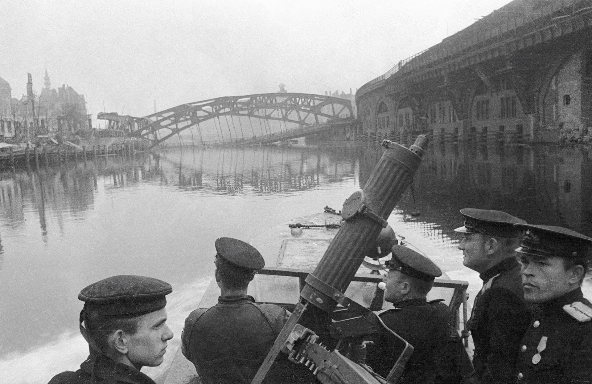 Бойцы отряда полуглиссеров Днепровской военной флотилии на катере идут по реке Шпрее в Берлине, май 1945 года