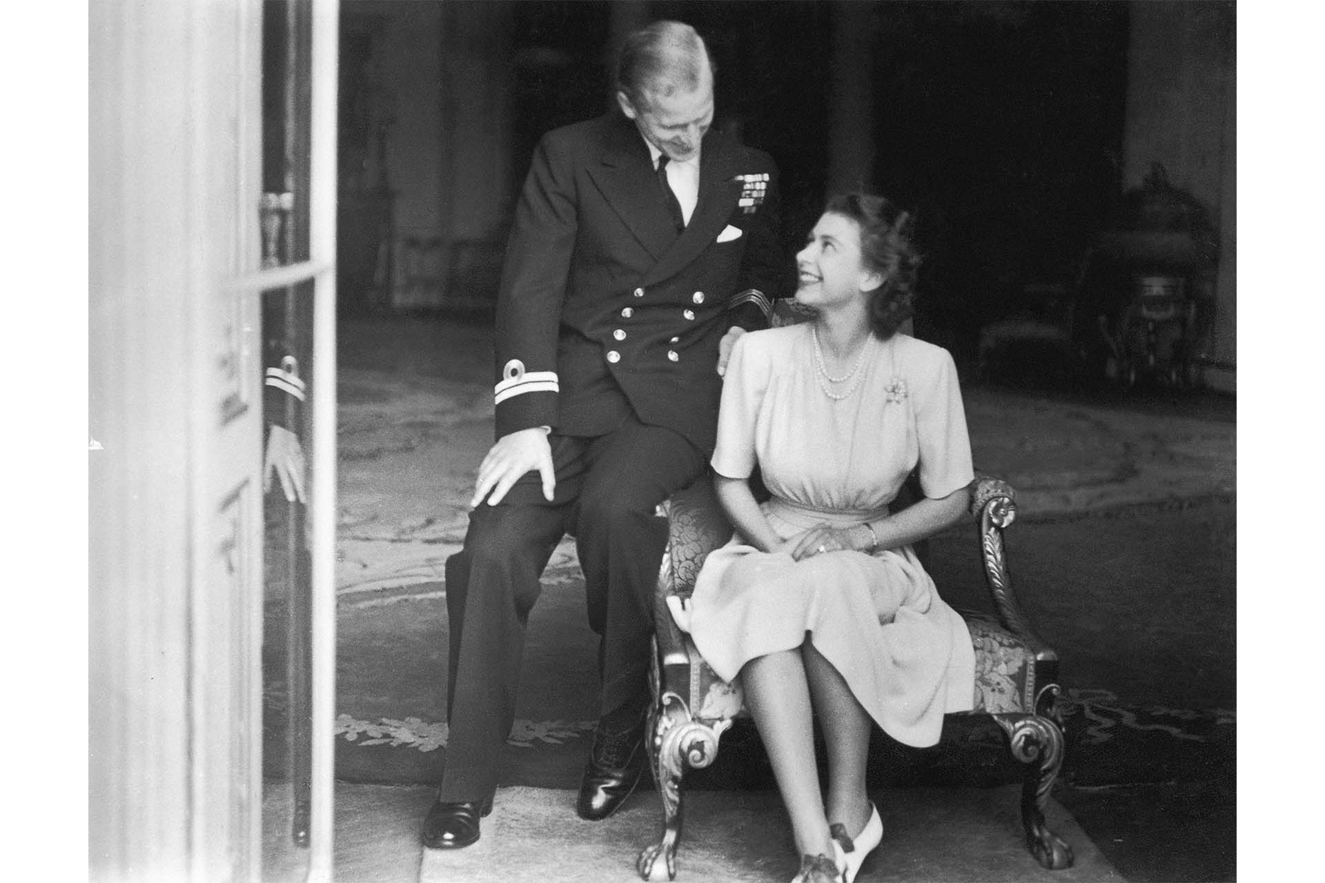 Принцесса Елизавета (впоследствии королева Елизавета II) и ее жених Филип Маунтбэттен в Букингемском дворце после объявления об их помолвке, 10 июля 1947 года