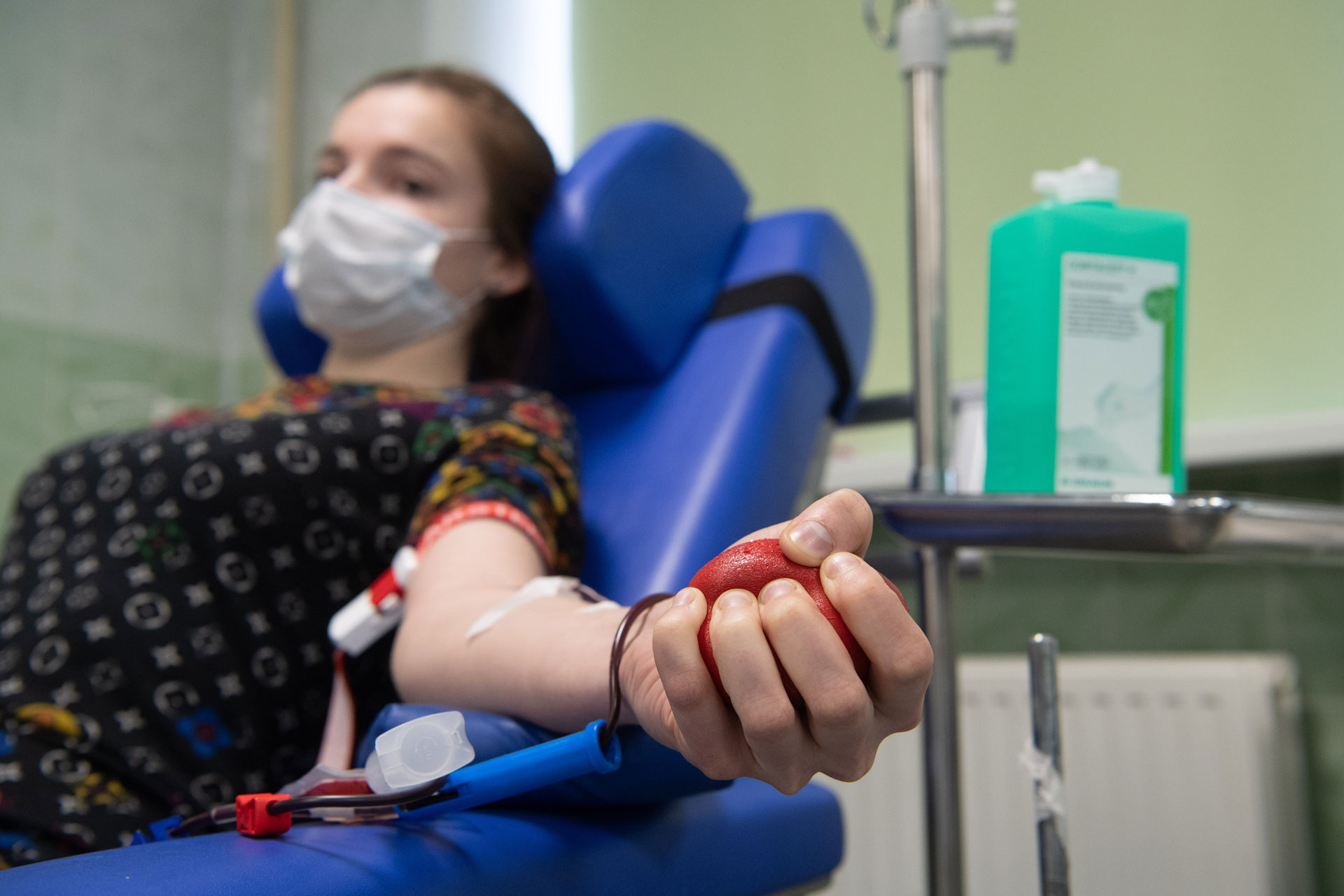 Донор, прошедший вакцинацию, сдает плазму в отделении переливания крови