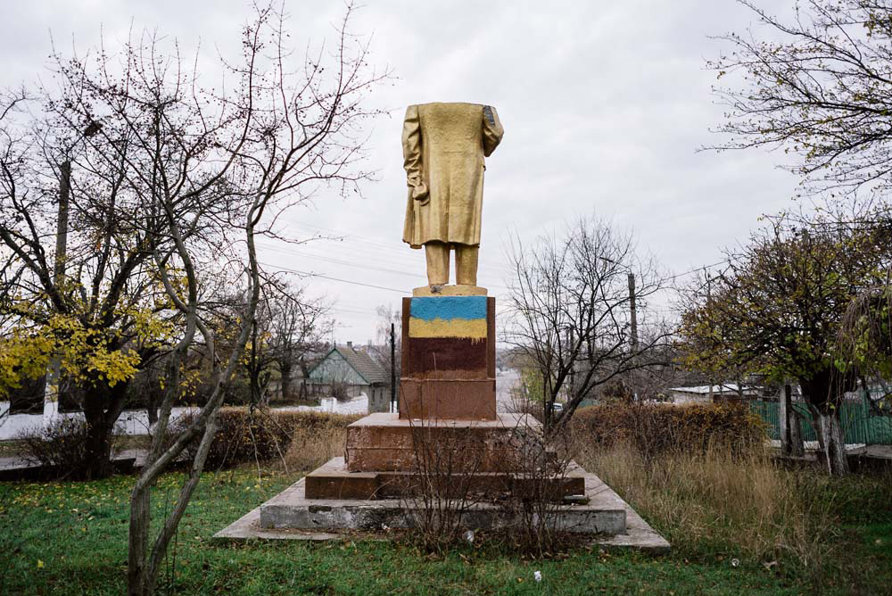 О золотом Ленине в селе Шабо мне рассказал Себастьян. Он фотографировал статую на свой телефон, а затем познакомился с местной бабушкой, которой совсем не понравилось, что он делает фотографии. Она рассказала, что когда-то это была сверкающая статуя, с ностальгией вспоминала советские времена и свою молодость. Она сказала: «Вы выложите это в Facebook, все посмеются и забудут о нашем городе». Это был интересный момент: мы увидели совершенно незнакомую нам точку зрения
