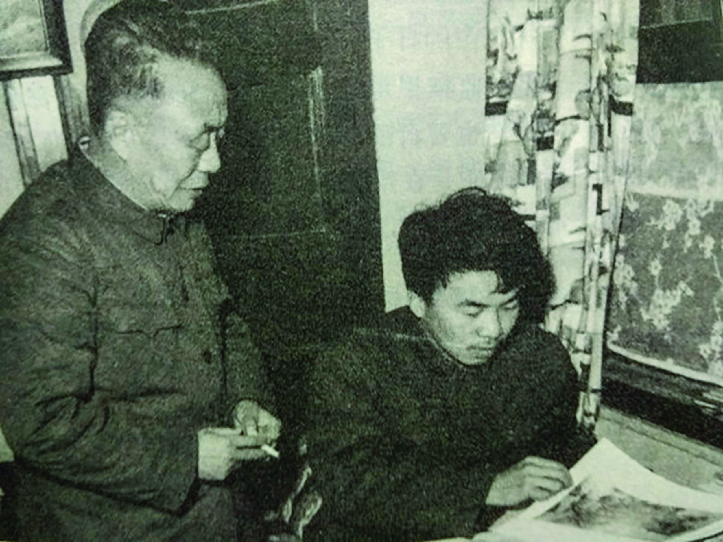 Ай Цин и Ай Вэйвэй дома, квартал Донгченг, Пекин, 1980 г. (c) Archives Ai Weiwei