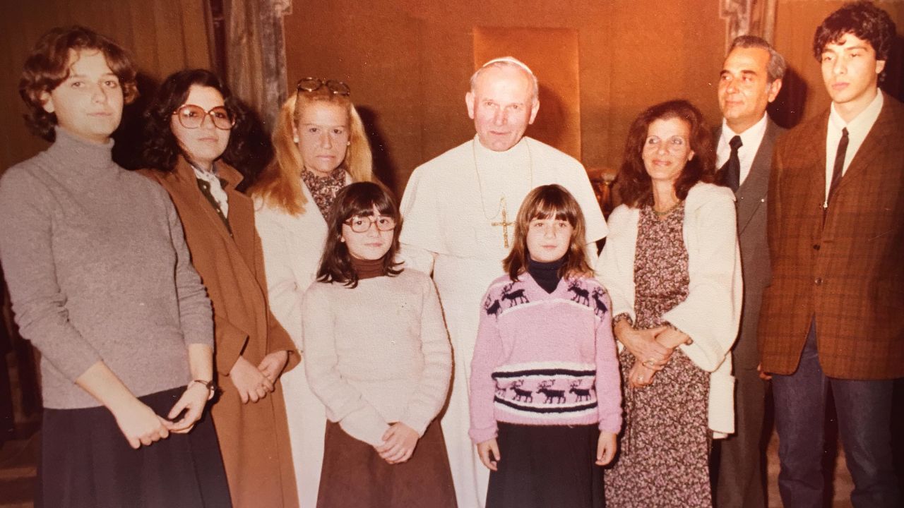 Папа Иоанн Павел II с Эмануэлой Орланди и (справа) ее братом Пьетро, отцом Эрколе и матерью Марией
