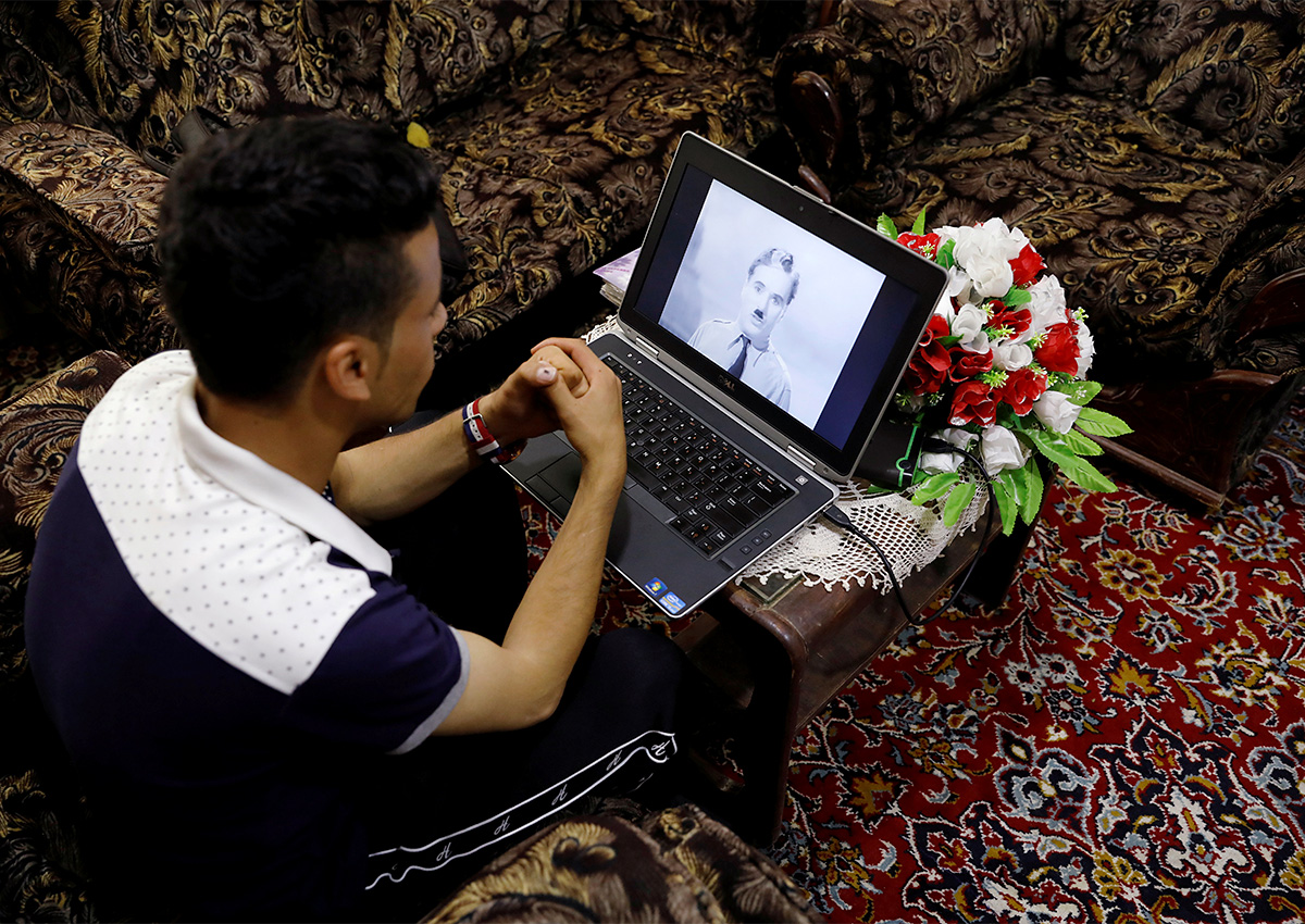 Впервые выступление Чарли Чаплина Асир увидел по телевидению в Иране. На фото: Карим Асир смотрит один из фильмов Чарли Чаплина. Парван, Афганистан