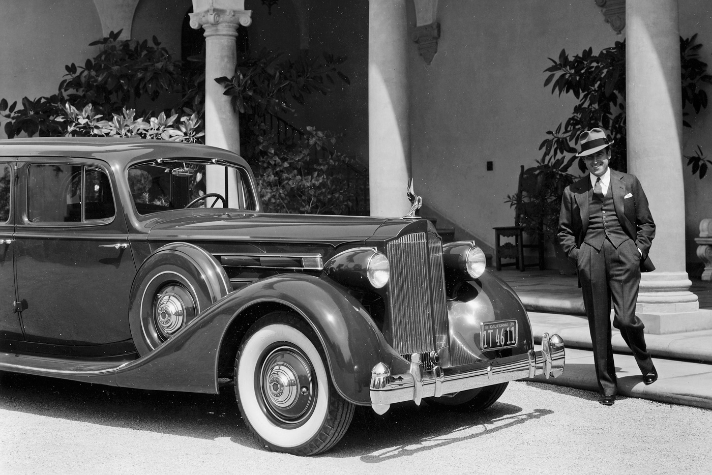 Классическое решение 1930-х — запаски в передних крыльях. У классных авто, таких как 12-цилиндровый Packard model 1207 выпуска 1935 года, запаски убирались в стальные кожухи. В СССР их прозвали «сковородами». Такой автомобиль, только бронированный, был у Сталина. А этот купил комик Гарольд Ллойд