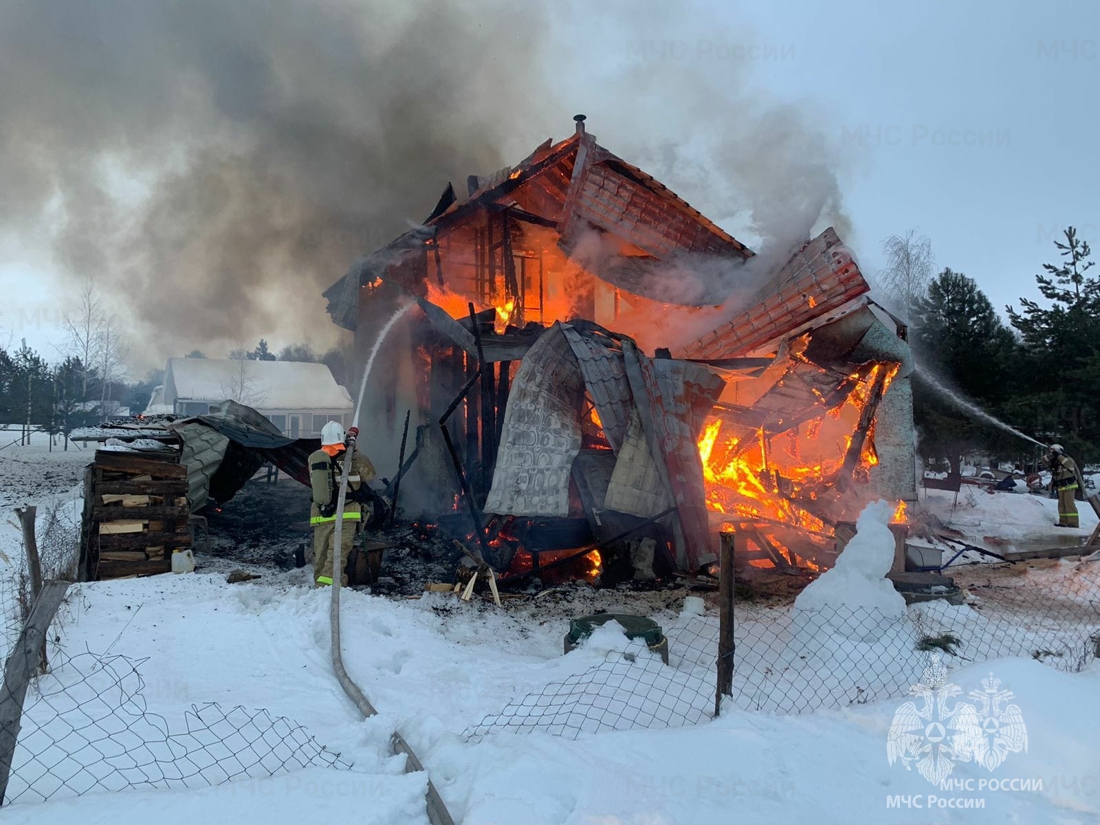 Фото с место пожара в дачном поселке «Заречье-2»