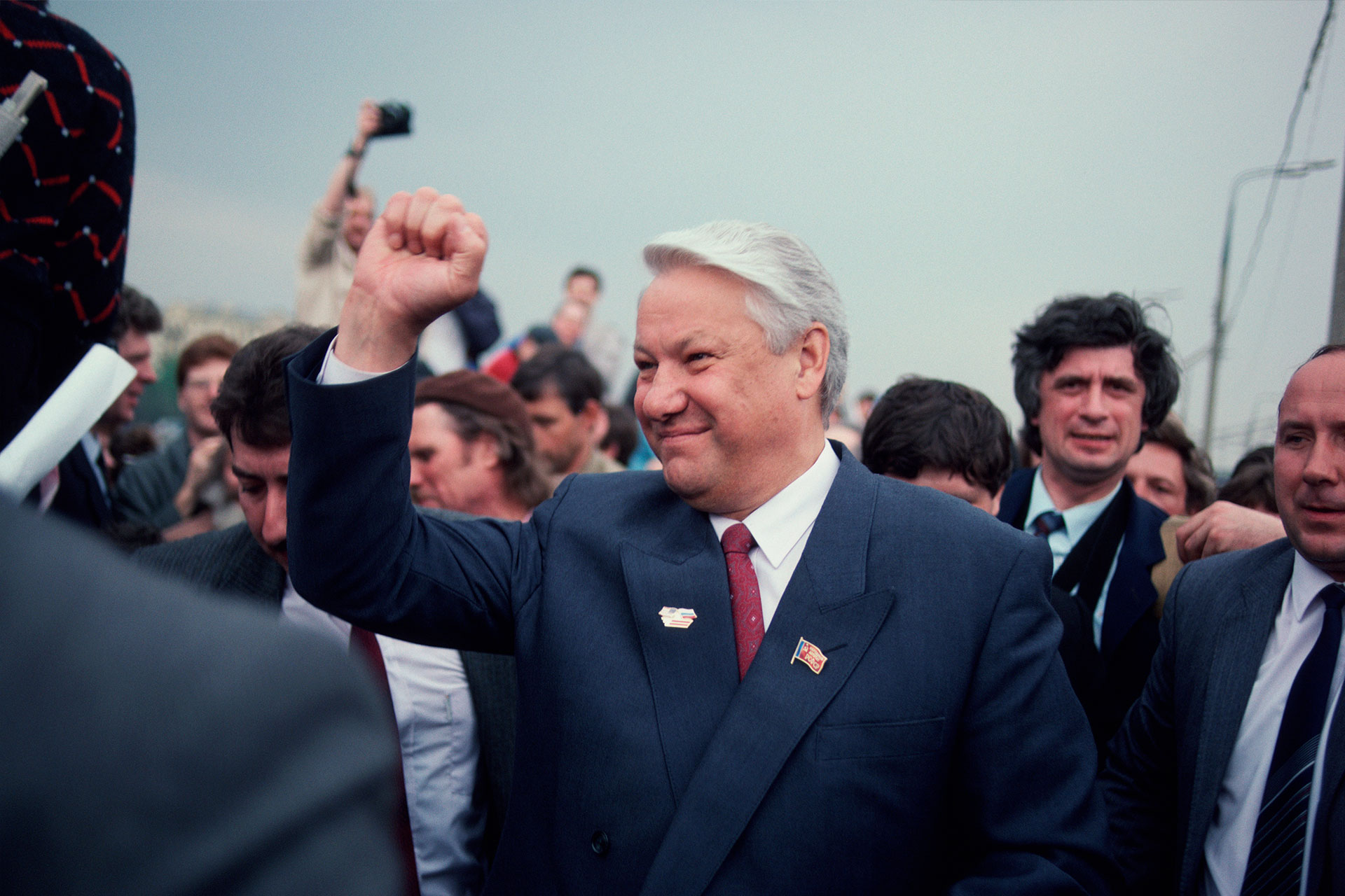 Борис Ельцин во время посещения мемориала ветеранам Великой Отечественной войны в Парке Горького в День Победы
