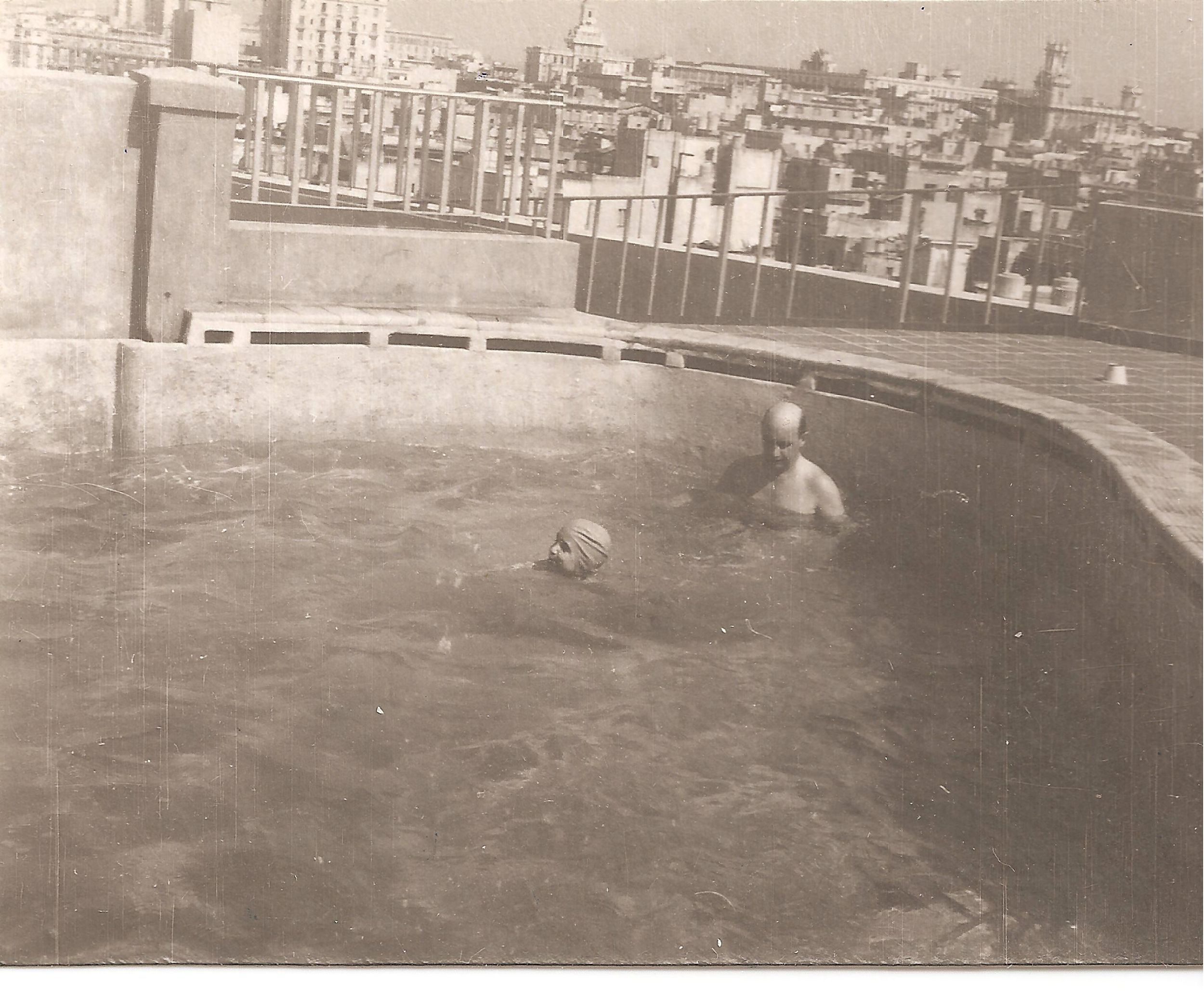Отец и я в бассейне отеля Девиль, Гавана. 1966