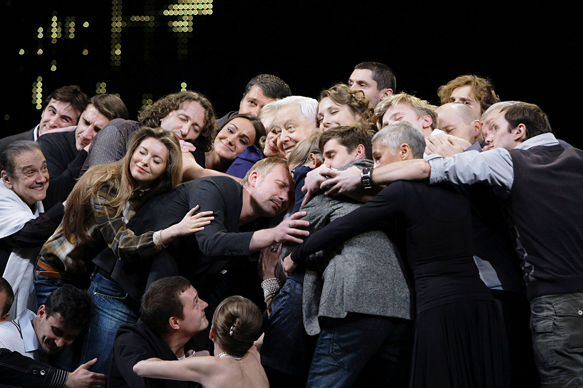 Художественный руководитель Московского художественного театра Олег Табаков принимает поздравления от труппы актеров в день своего 75-летия, 2010