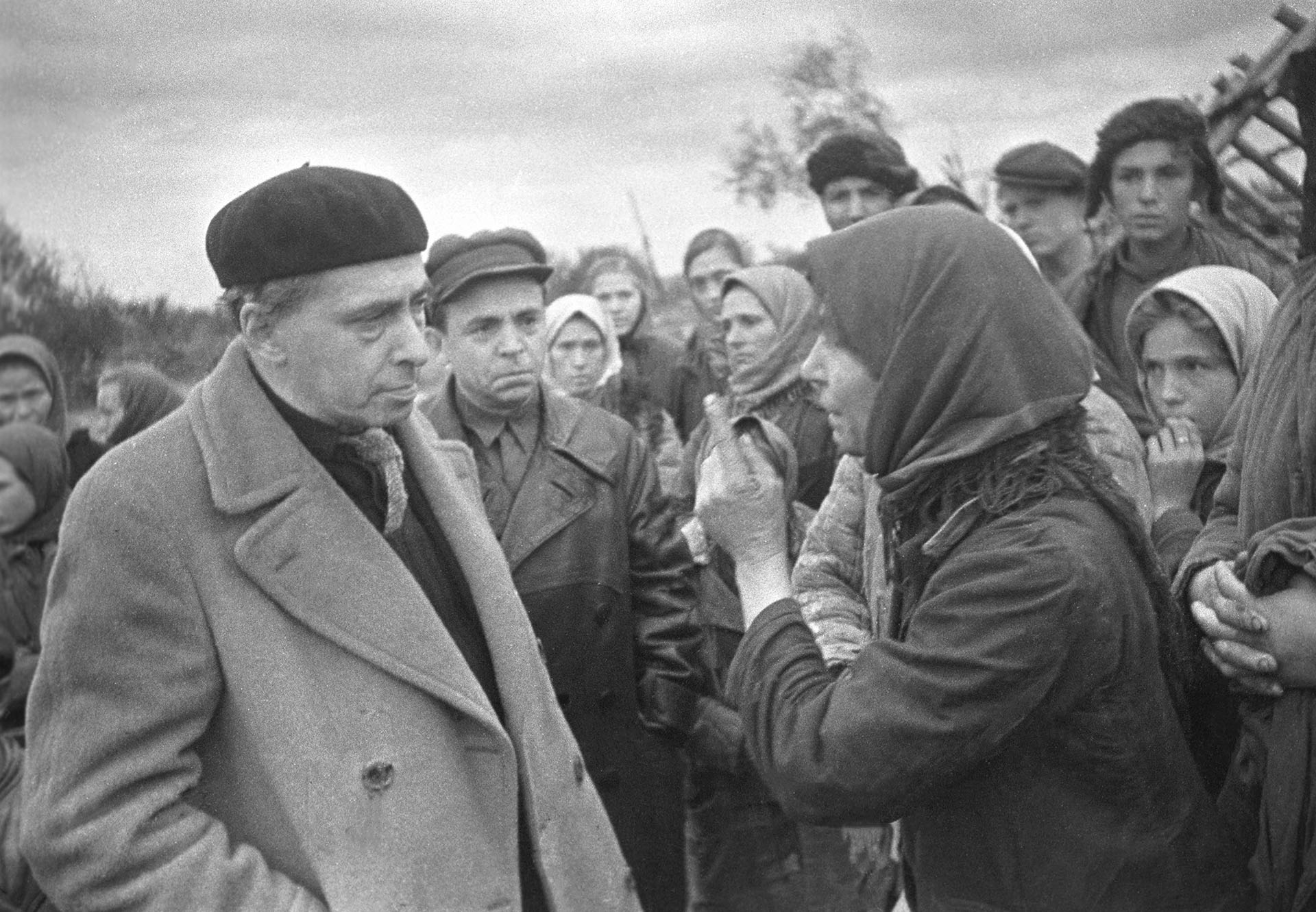 Илья Эренбург беседует с жителями освобожденного от фашистских оккупантов украинского села, 1944 год.