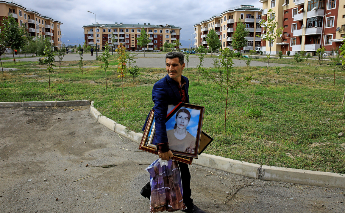 Мужчина выносит свои вещи из разрушенного дома после начала перемирия. Город Тертер, Азербайджан, 10 октября 2020