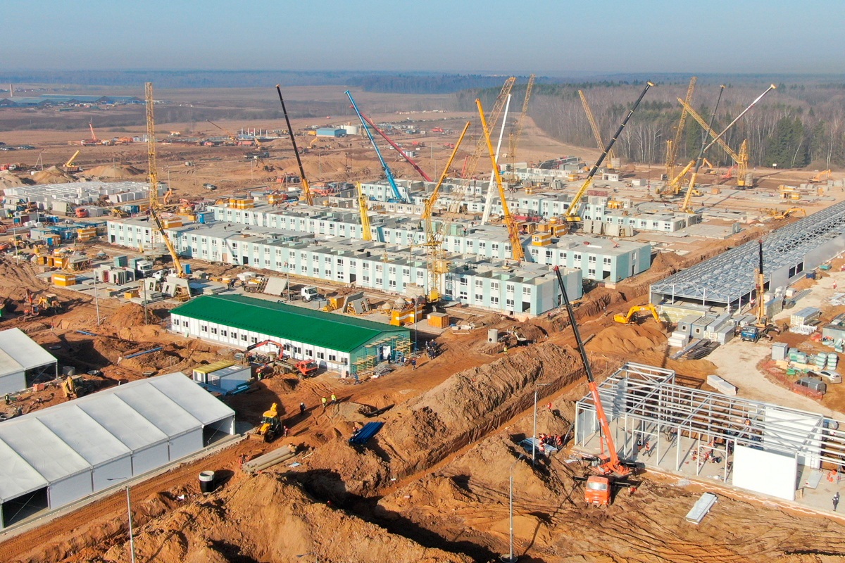 Вид с квадрокоптера на ход строительства комплекса новой инфекционной больницы в ТиНАО 28 марта 2020 года
