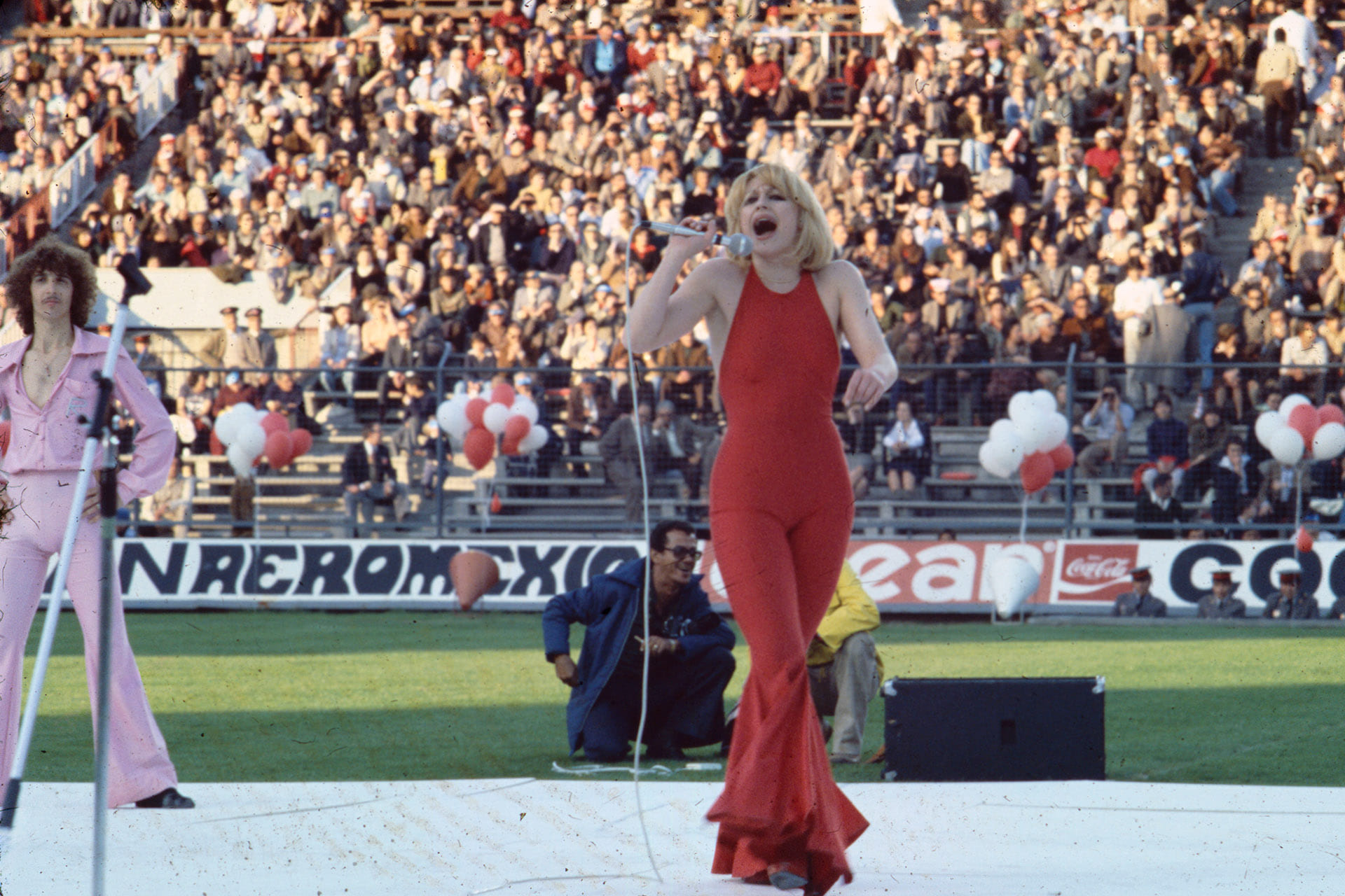 Рафаэлла Карра во время выступления на стадионе «Висенте Кальдерон» в Мадриде, 1978 год