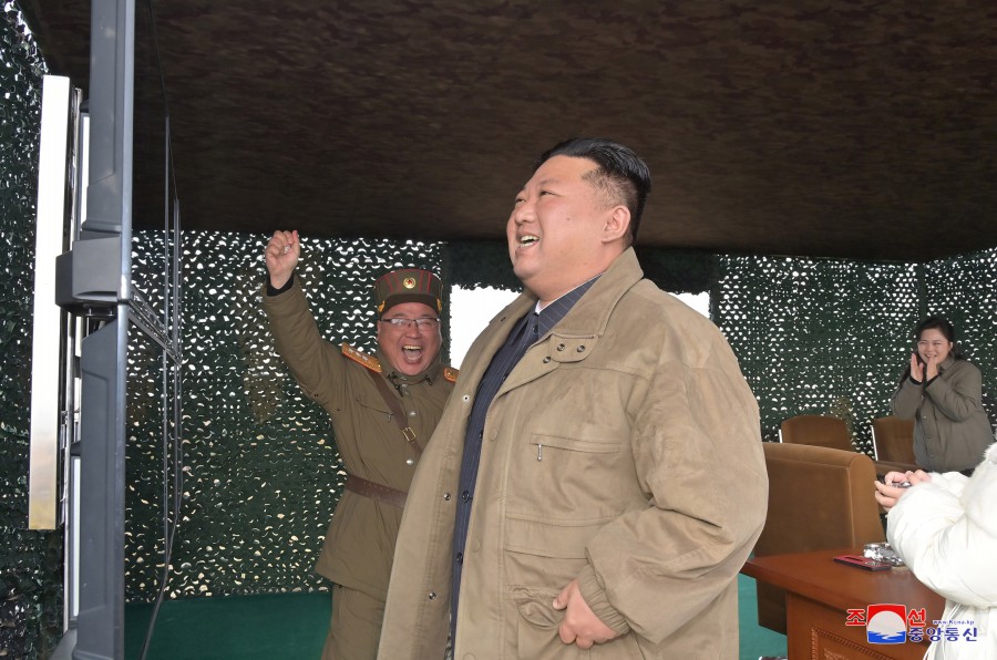 Семья Ким Чен Ына радуется удачному запуску ракеты