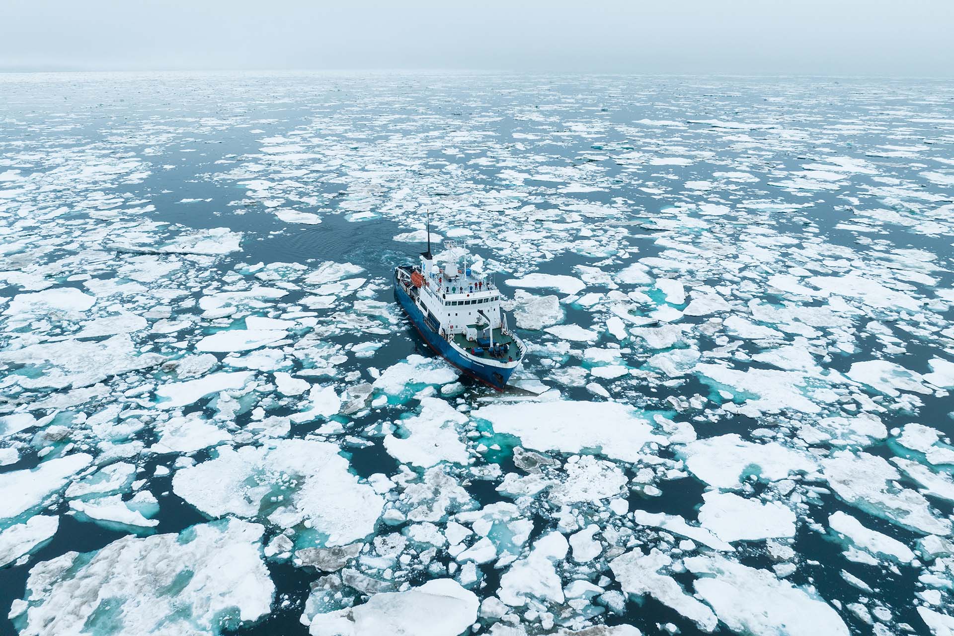 Дорога через льды Чукотского моря до острова Врангеля. Это пролив Лонга. Через пролив Лонга в Чукотское море Полярным течением из Восточно-Сибирского моря выносятся тонны льда, так что можно проверить в полную силу ледокольную мощь «Хромова». Пройти Лонг в чем-то сравнимо с прохождением пролива Дрейка