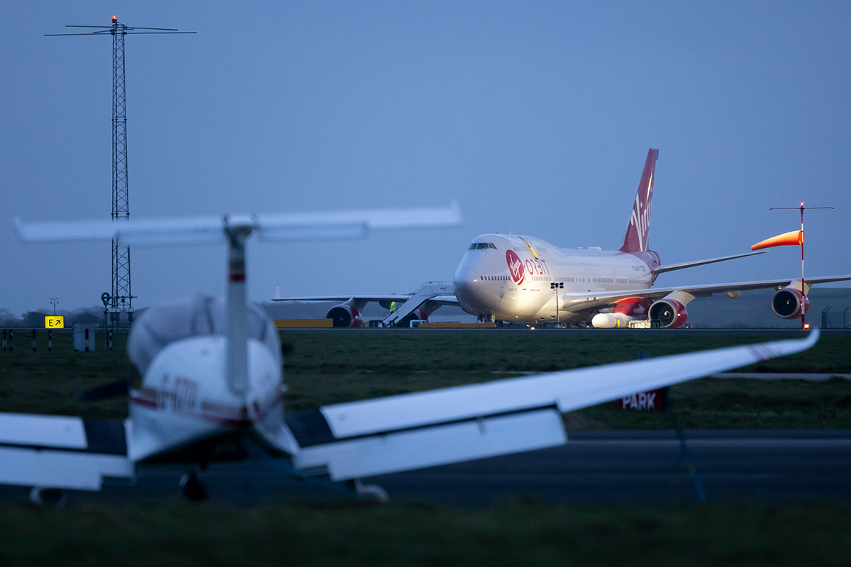 Самолет Virgin Orbit во время последних приготовлений в аэропорту Ньюки-Корнуолл, 9 января 2023 года