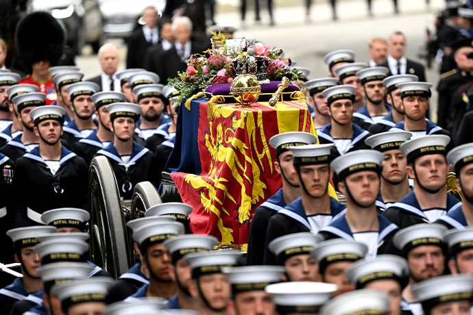 Моряки тянут орудийный лафет с гробом Елизаветы II, 19 сентября 2022 год