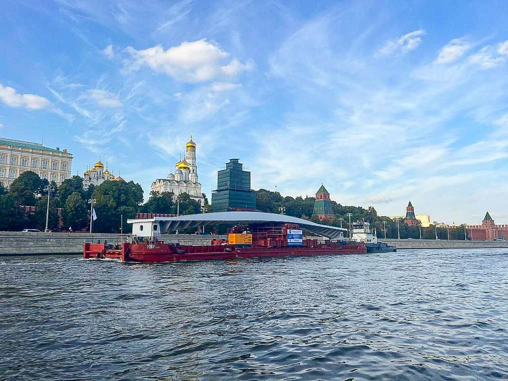 Пролетное строение моста, доставленное в центр Москвы