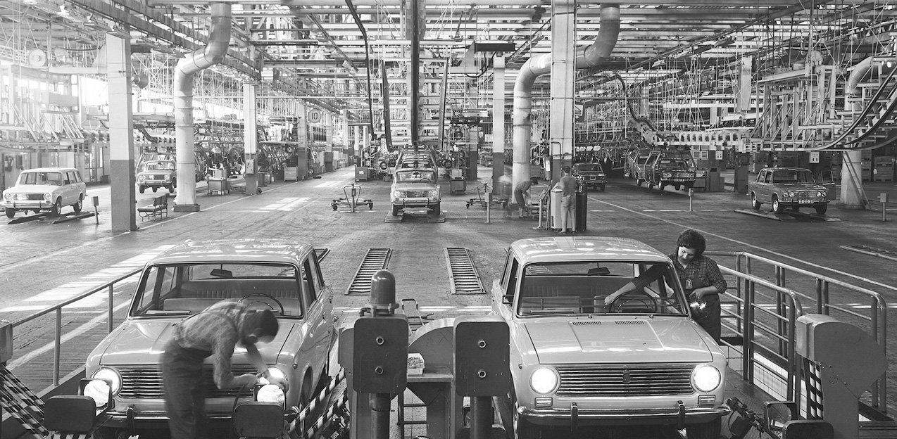 Крупнейший в Европе автомобильный завод под одной крышей вышел на полную производственную мощность 5 октября 1974 года. Производство на ВАЗе не серийное, а массовое — весь процесс разбит на простые операции и выполняется в едином ритме