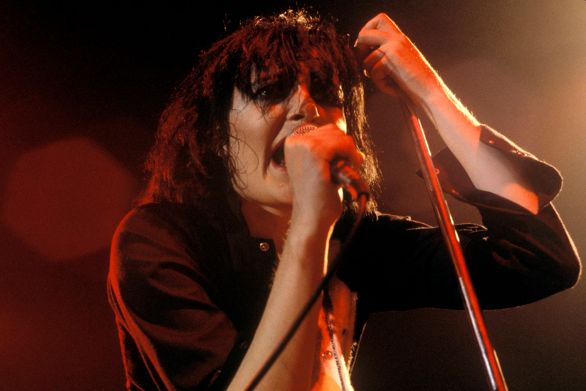 Сьюзи Сью во время выступления Siouxsie and the Banshees