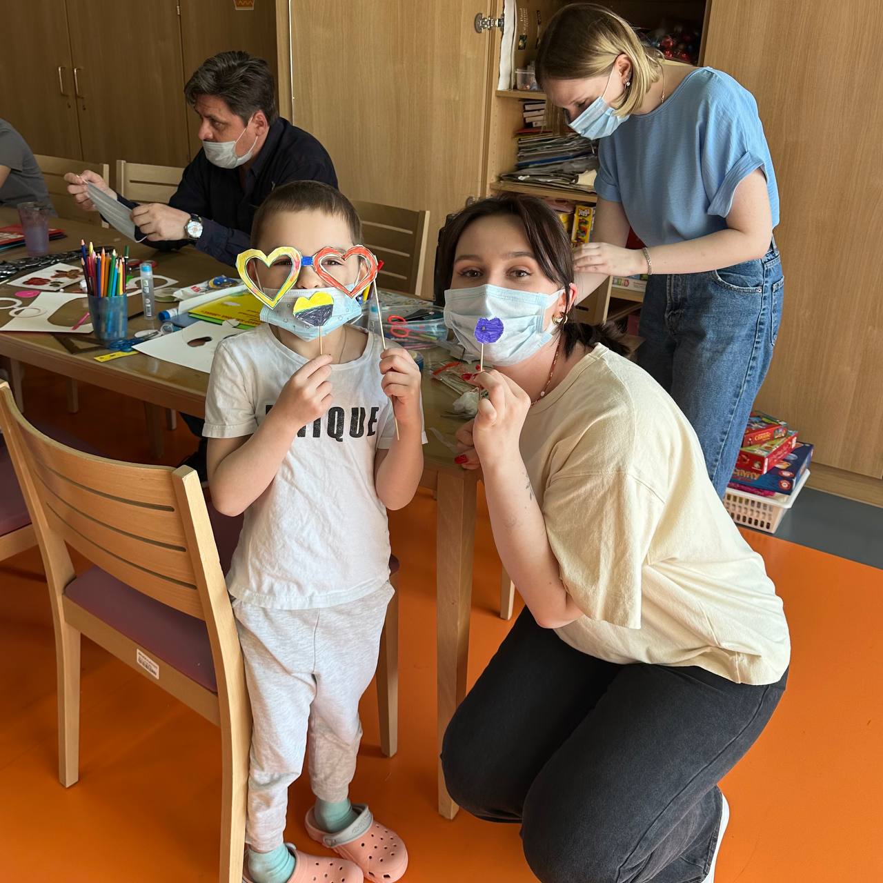 Юная пациентка Милана с мамой и шикарными самодельными очками, которые они сделали с волонтерами
