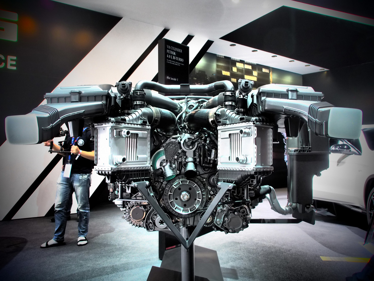 «По имени Мотор». Битурбированная «восьмерка» рабочего объема 4,0 л от Mercedes-AMG GT R производит впечатление, даже если ничего не понимаешь в двигателях. Достойная отповедь электрическим воспевалам