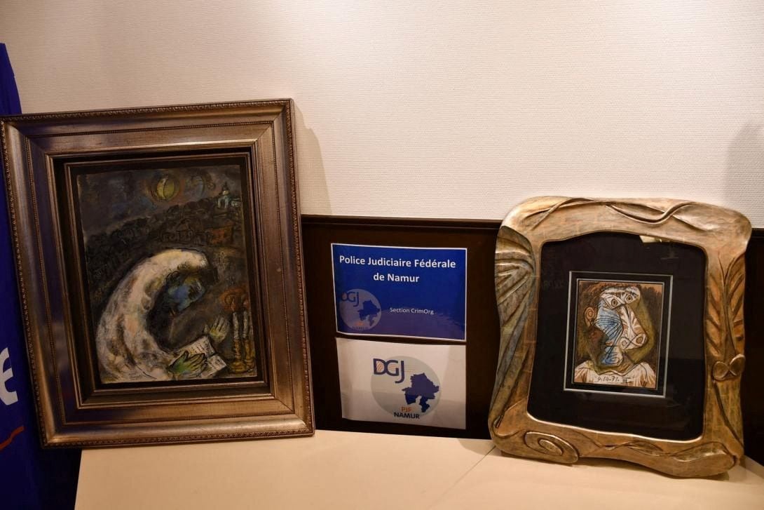 Справа — «Молящийся человек» Марка Шагала, слева — «Голова» Пабло Пикассо