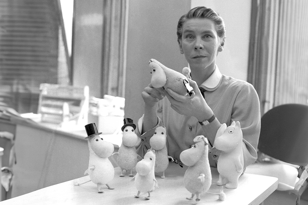 Туве Янссон с куклами.1956 год