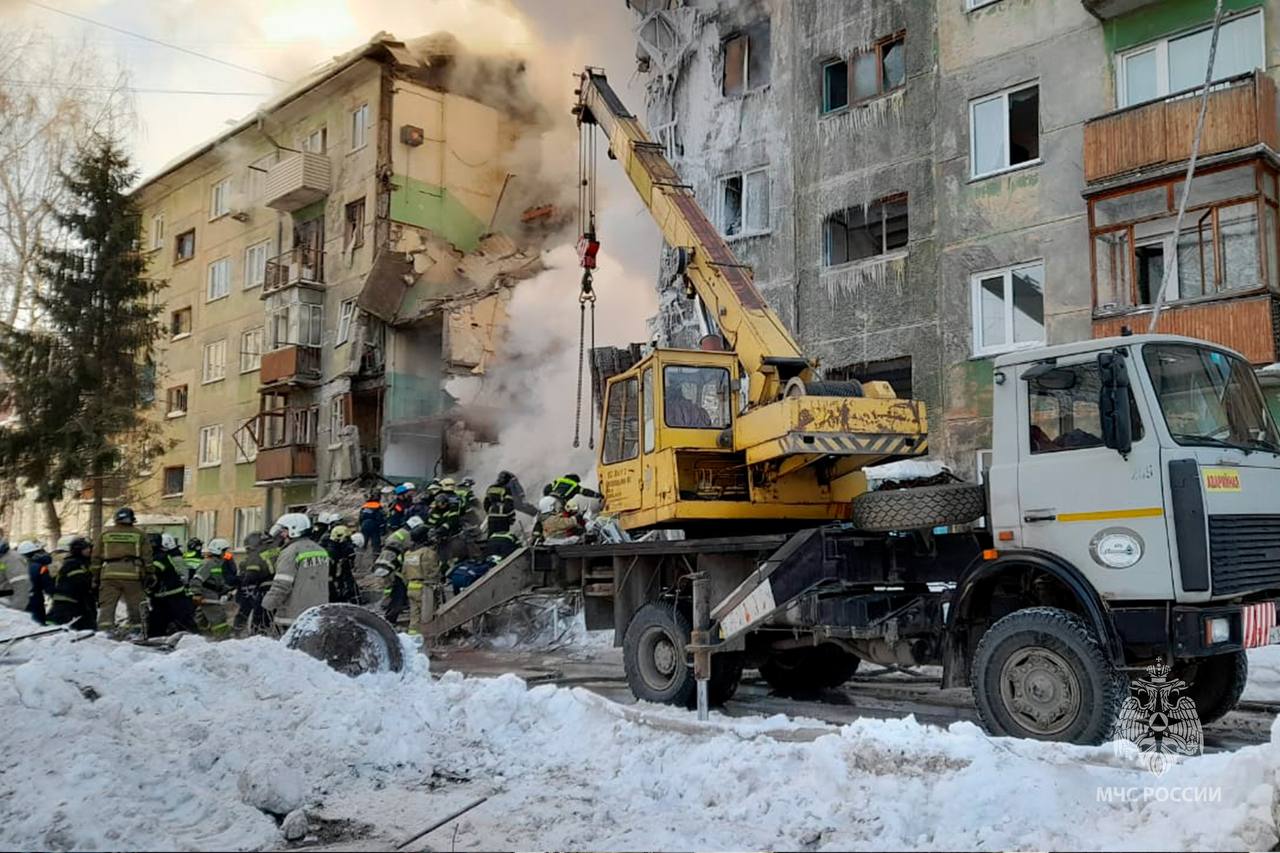 Фото с места взрыва жилого дома в Новосибирске