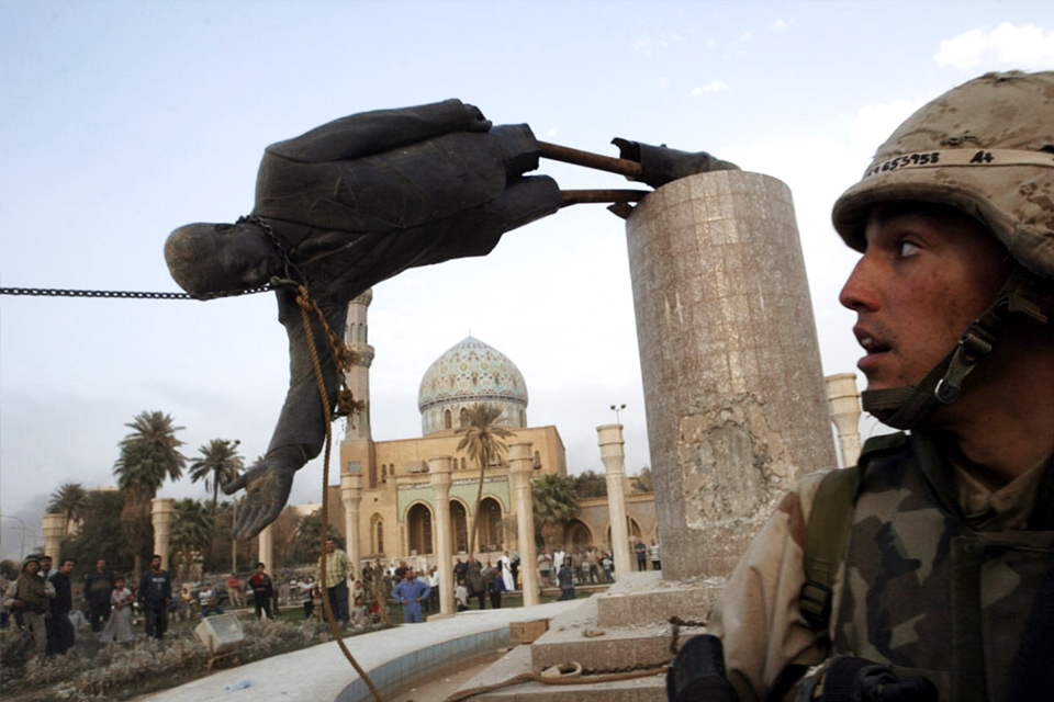 Один из самых известных случаев сноса в новейшей истории — демонтаж памятника Саддаму Хусейну в Багдаде 9 апреля 2003 года, который стал символом падения режима Хусейна. Памятник был разрушен местными жителями при помощи американских солдат, CNN и BBC вели прямую трансляцию с места событий. В 2013 году появились сообщения о том, что бывший британский военный решил выставить на аукцион фрагмент демонтированной статуи, а именно отлитые в бронзе ягодицы Хусейна. Однако, как сообщил британец, нынешние власти Ирака назвали этот фрагмент частью исторического и культурного наследия и попытались привлечь его к ответственности за хищение ценностей