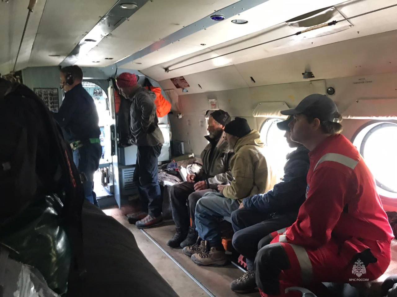 Спасенные туристы на вертолете МЧС