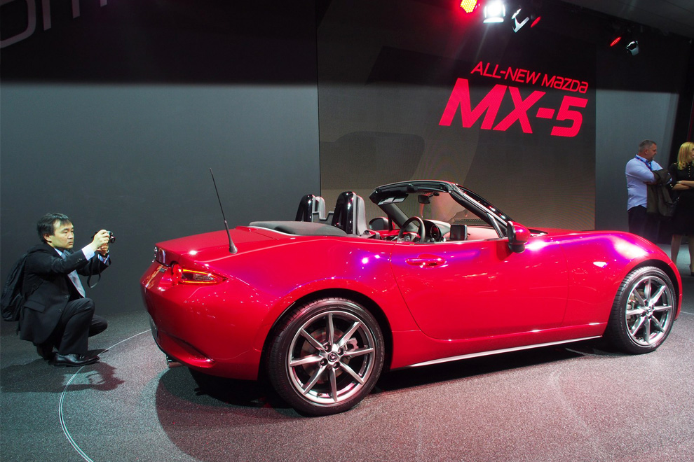 Mazda MX-5 отмечает 25-летие. В четвертом поколении машинка стала легче на целых 100 кг! И обходится полуторалитровым мотором мощностью 120 л. с.