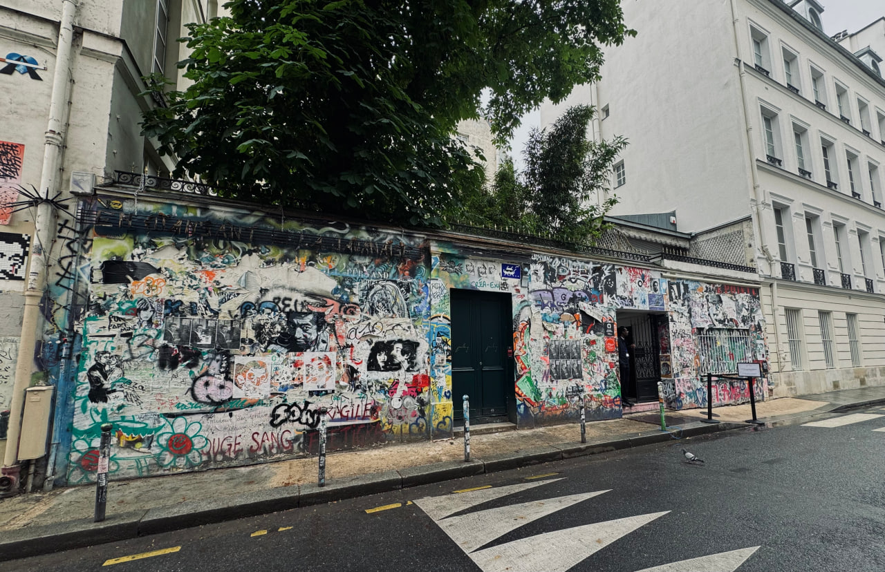 Стена памяти в Париже. Фото из личного архива автора статьи