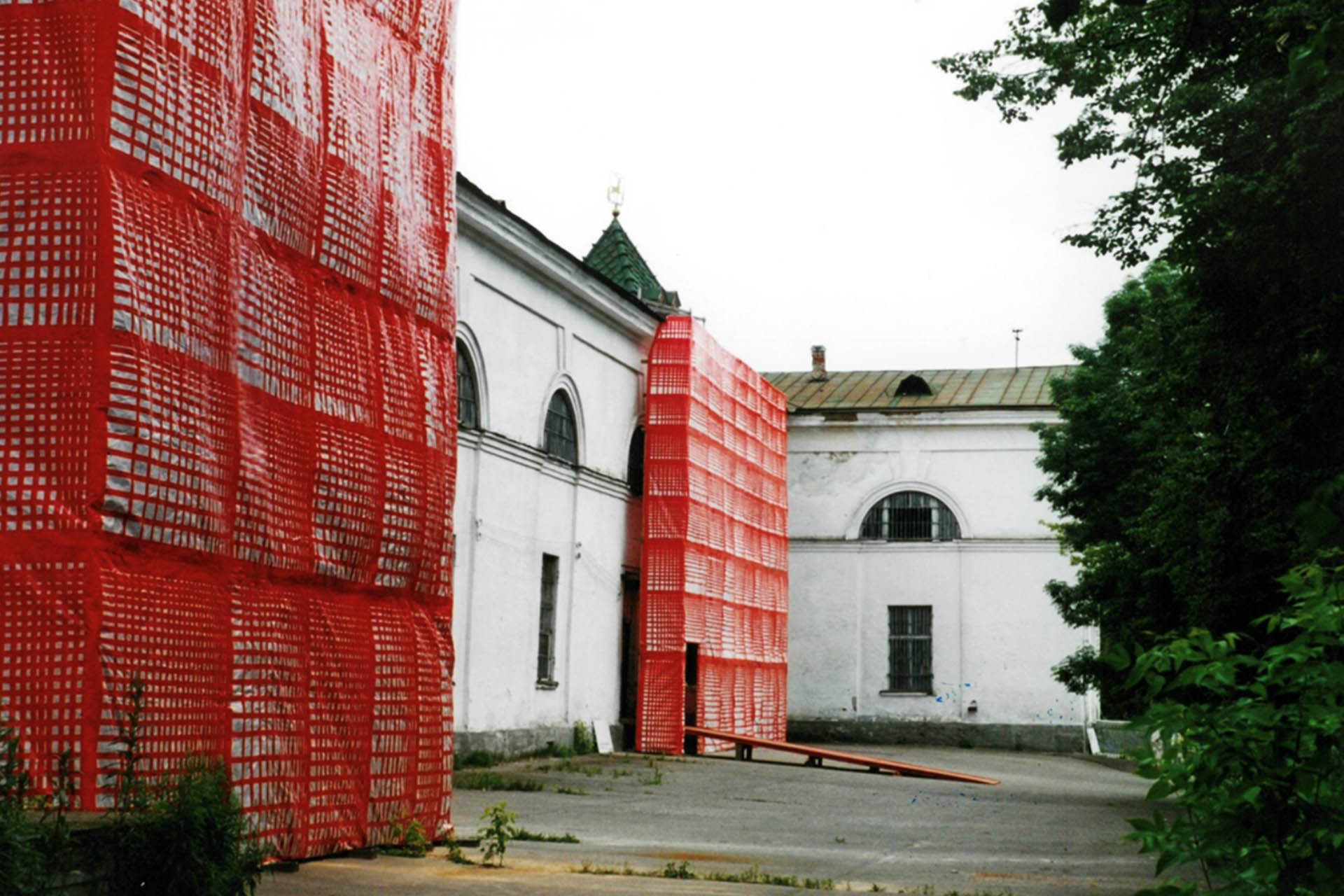 Из серии Вид города N, фасад центра современного искусства «Арсенал» на территории нижегородского Кремля. Нижний Новгород, 2003 год