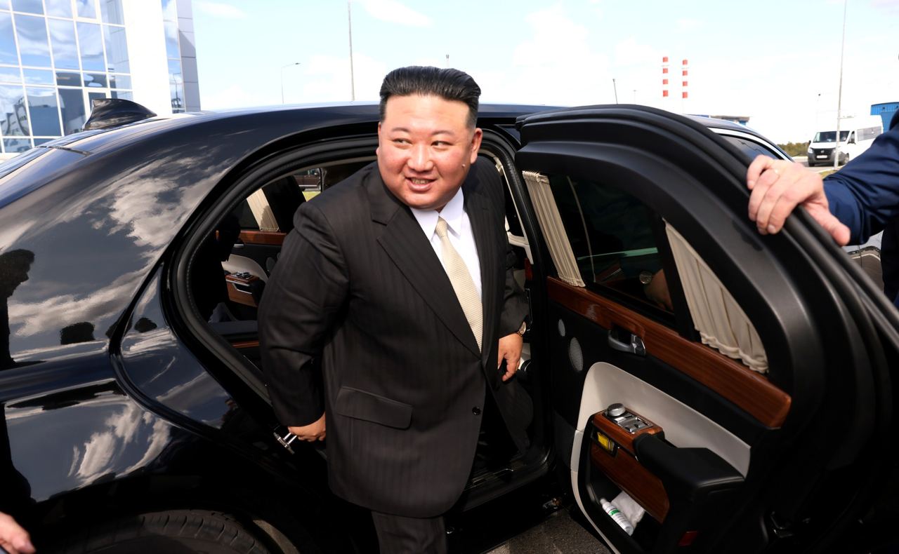 Ким Чен Ын выходит из президентского лимузина Aurus