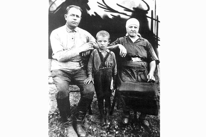 Михаил Горбачев в детстве с дедушкой и бабушкой. 1930- е годы
