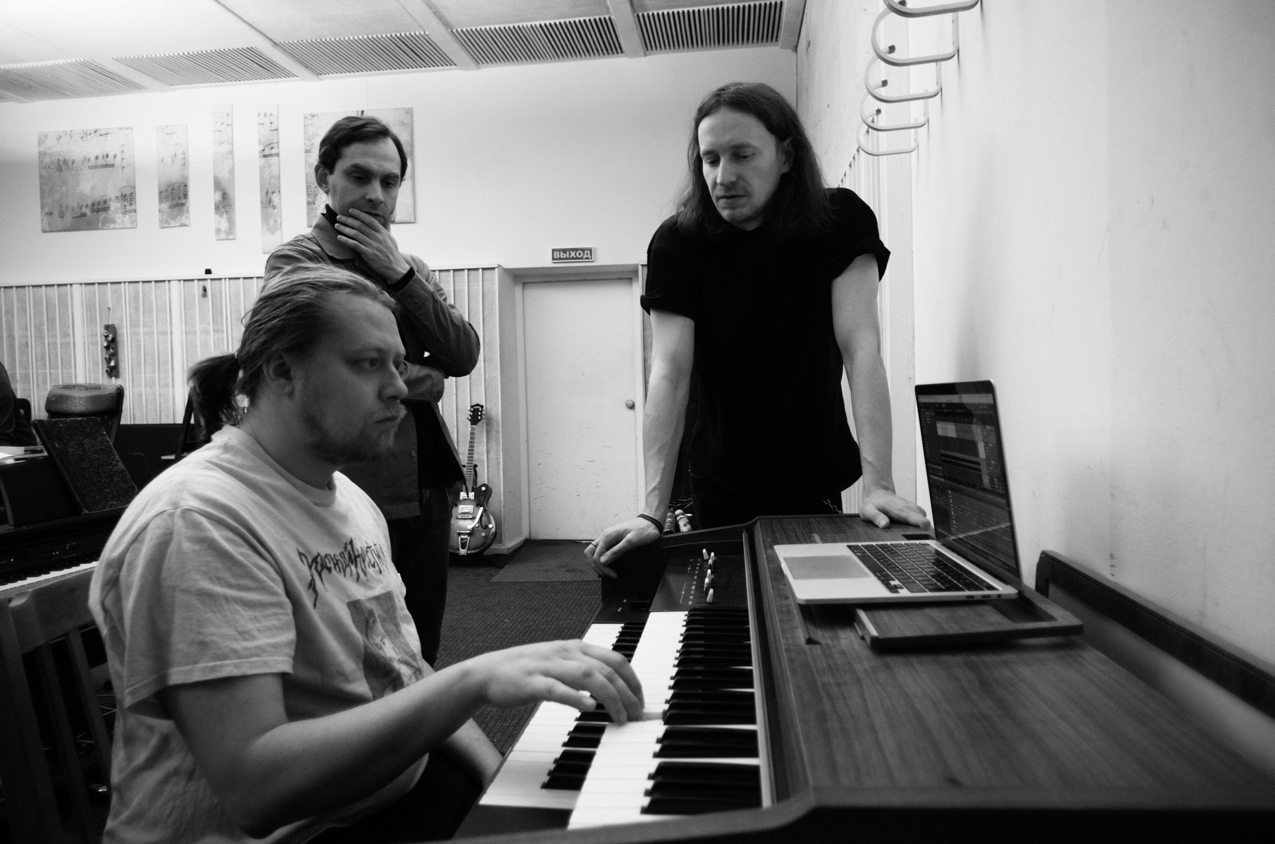 Группа записывает новый альбом на студии «Мелодия» (фото сверху) и в студии Игоря Старшинова (фото снизу). Фото из личного архива Виктора Ужакова